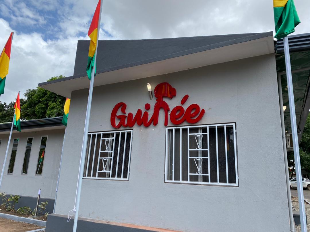 Enseigne Guinée sur façade