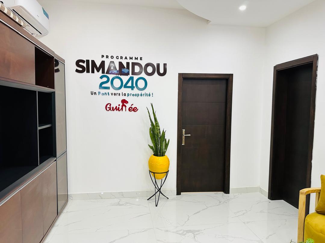Lettrage relief Simandou 2040 – bureau