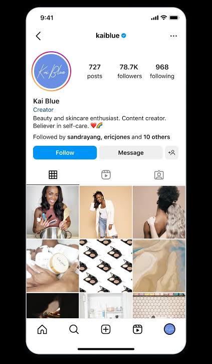Compte Instagram certifié avec badge bleu sur smartphone