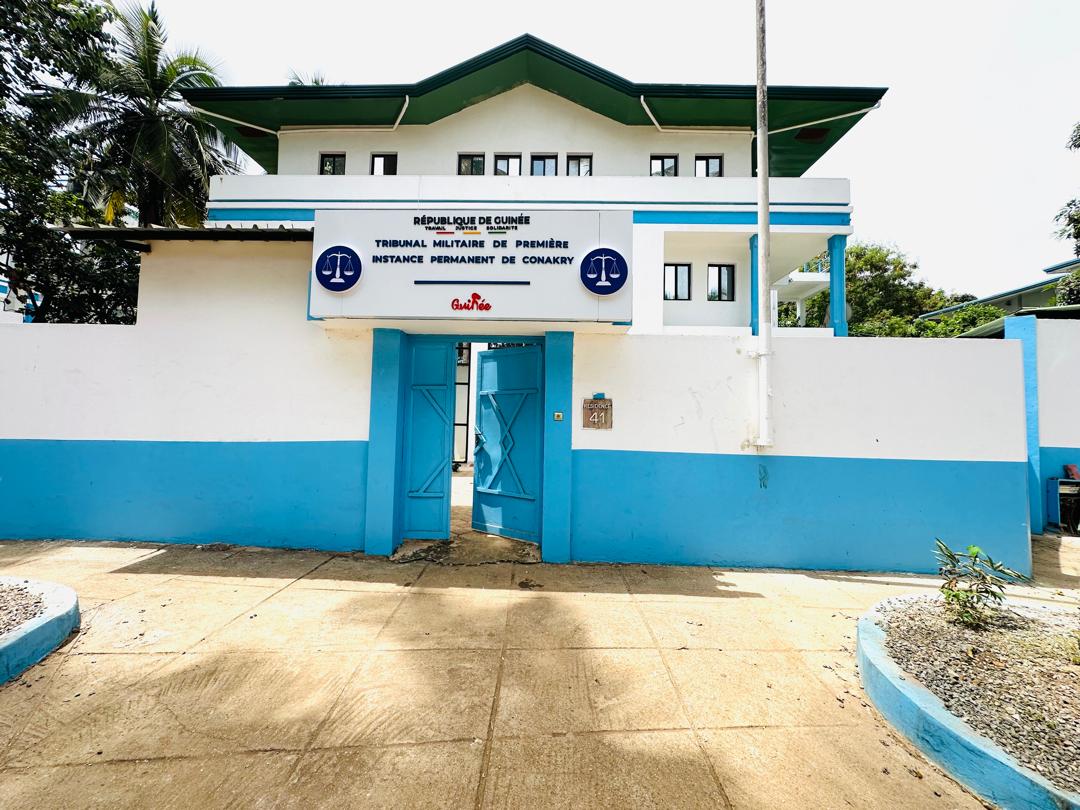 Enseigne façade Tribunal Militaire de Conakry