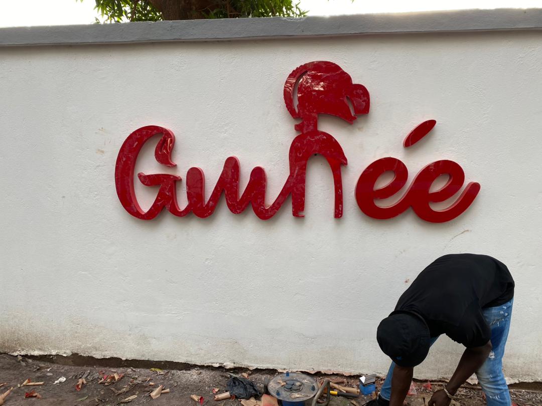 Pose lettrage mural Guinée